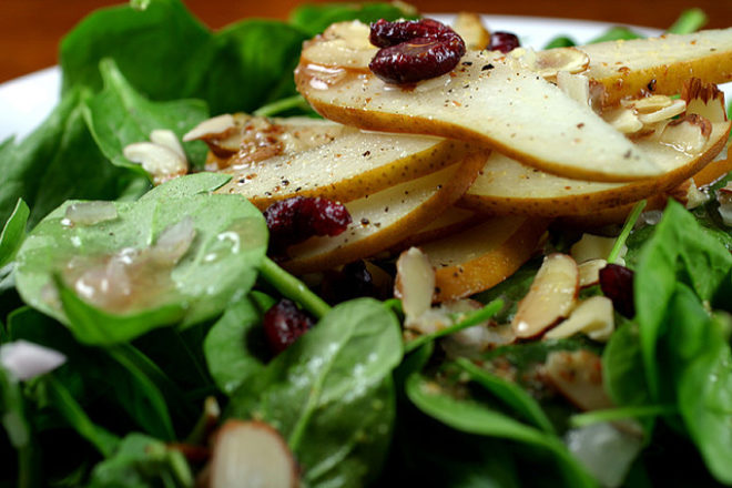 salată de spanac cu pere și nuci