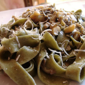 tagliatelle cu vinete și semințe de pin