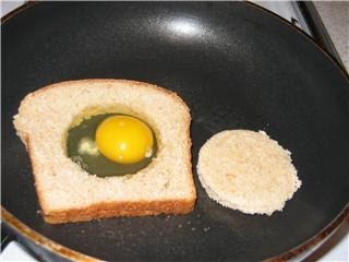 ouă în cuib de pâine