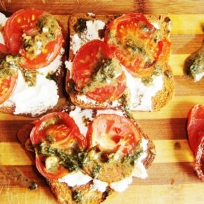 Tartine cu ricotta, roșii și pesto