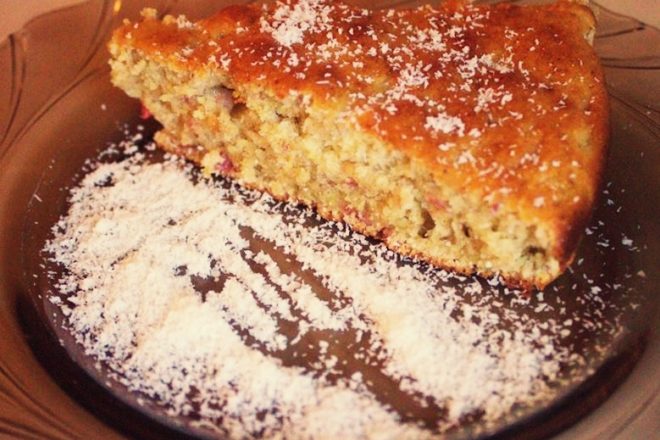 Prajitură cu rubarbă și banane
